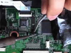 Hogyan lehet újraéleszteni egy laptopot sikertelen BIOS-villantás után